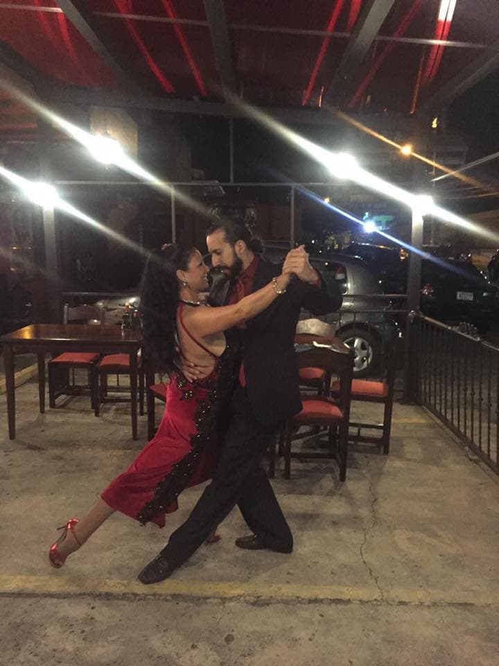 Ambiente íntimo de una milonga en Costa Rica
