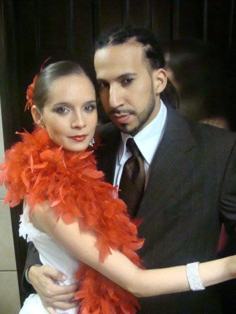 Alexis Andrade bailando tango en un escenario con bandoneón en vivo