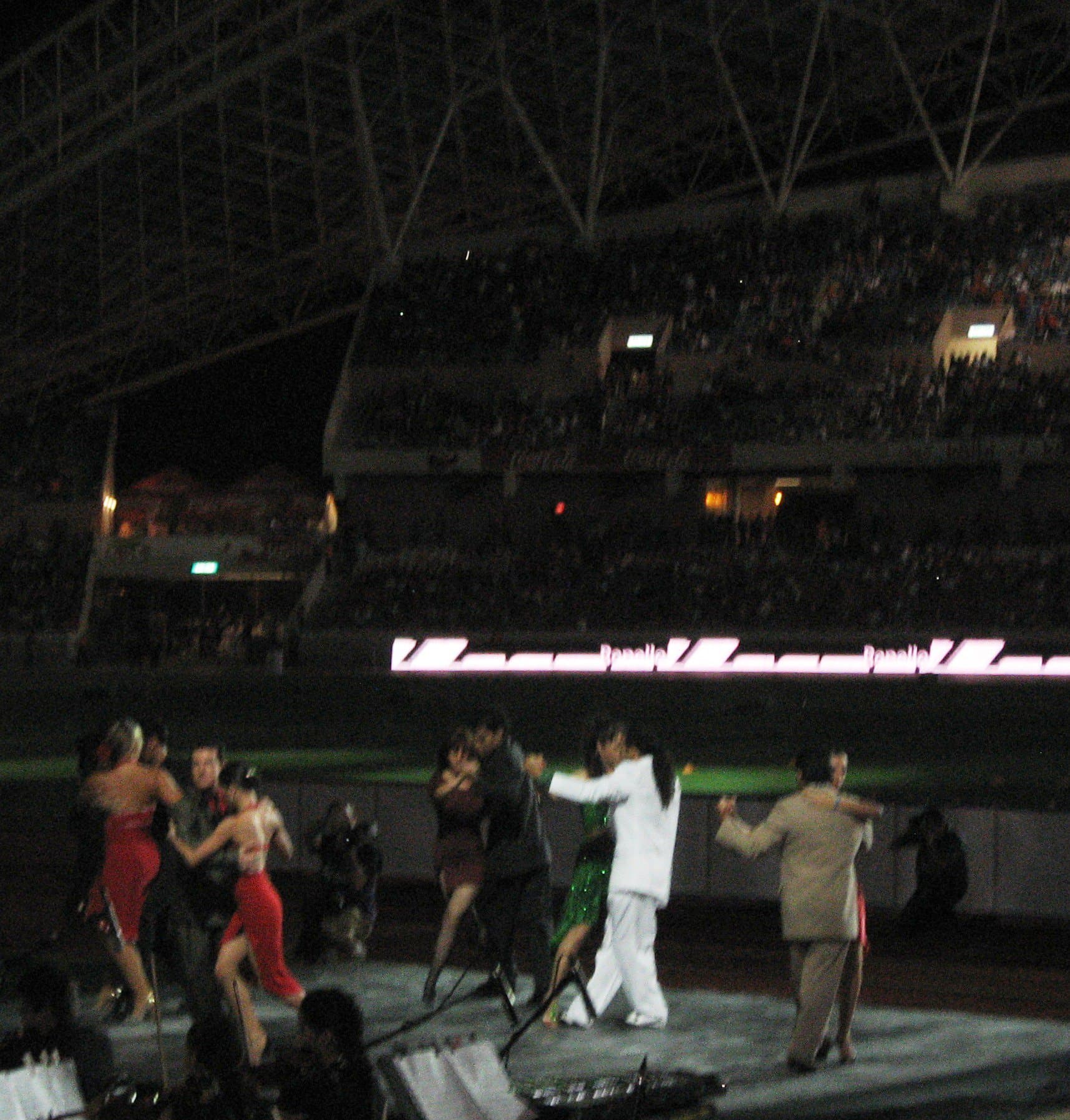 Presentación de tango en el Estadio Nacional, varias parejas bailando