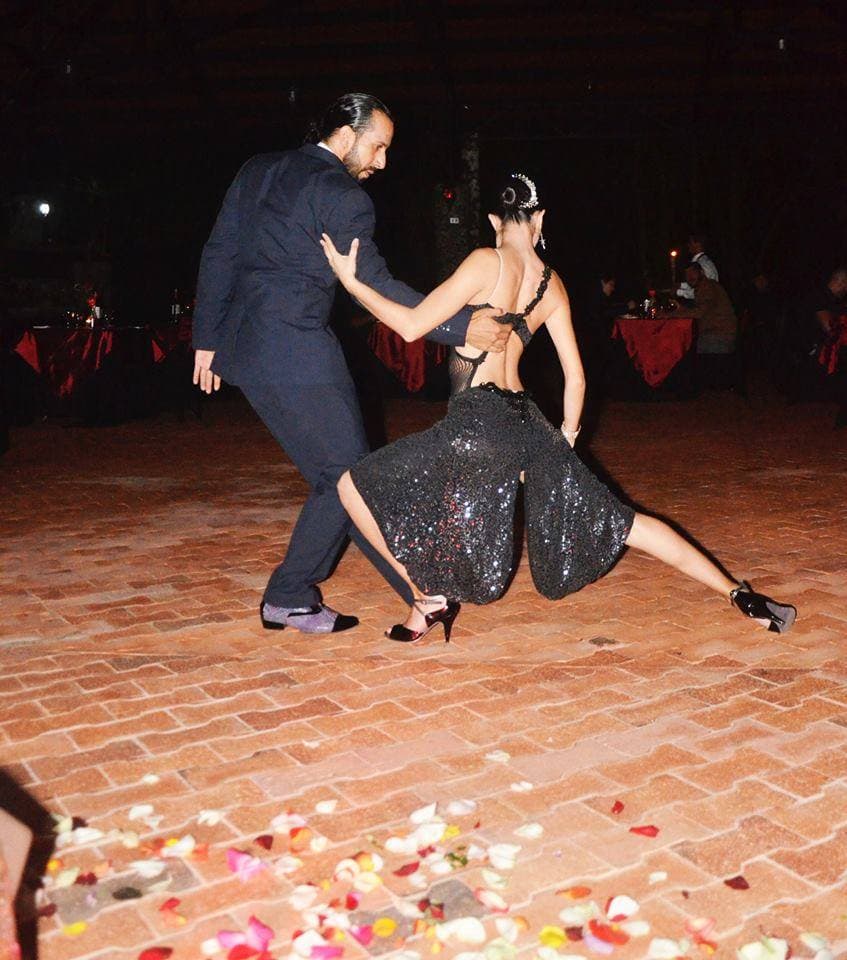 Alexis Andrade en un abrazo de tango al aire libre