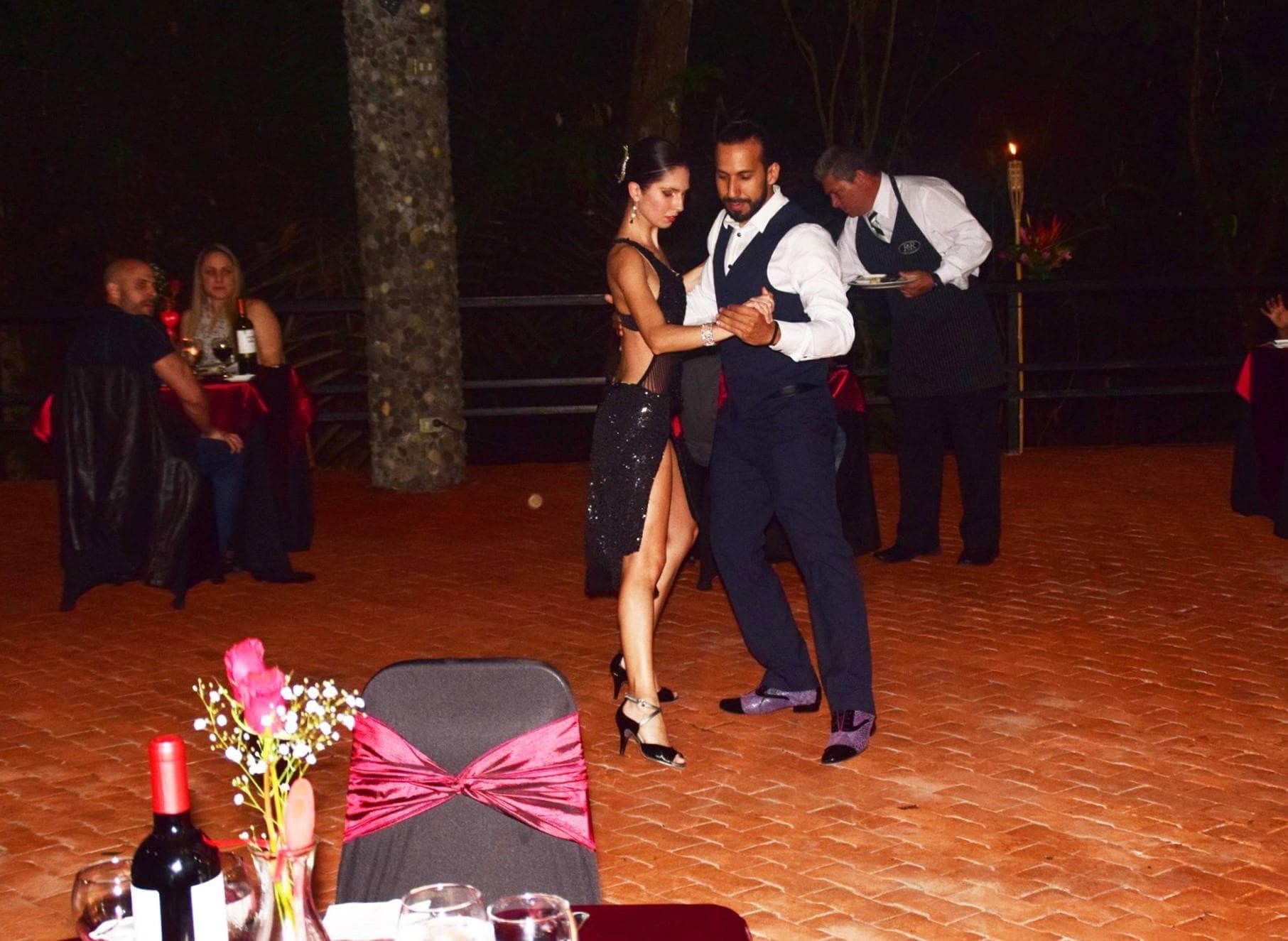 Alexis Andrade en una figura de tango al aire libre