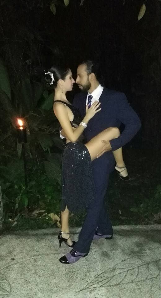 Alexis Andrade en una caída de tango al aire libre