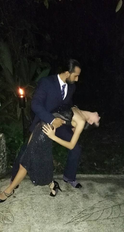 Alexis Andrade bailando tango al aire libre, vestido blanco