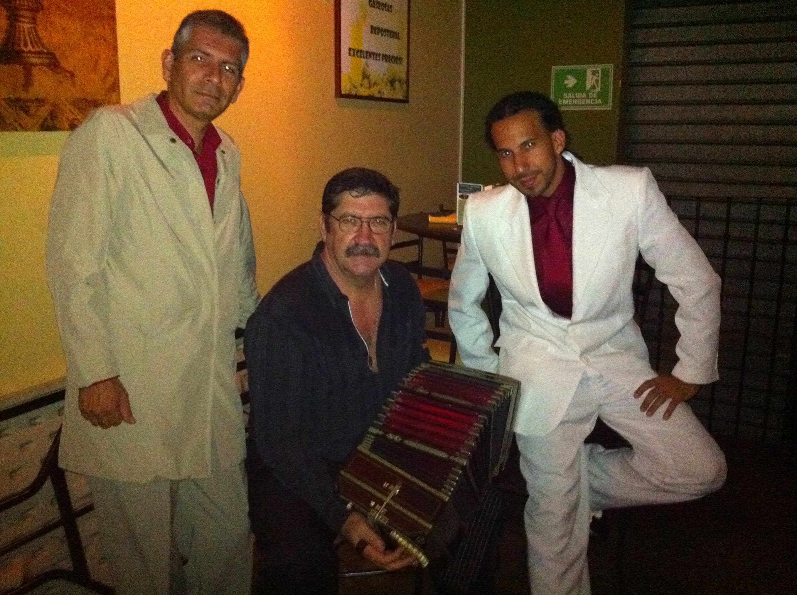 Alexis Andrade junto a un cantante de tango entre bambalinas