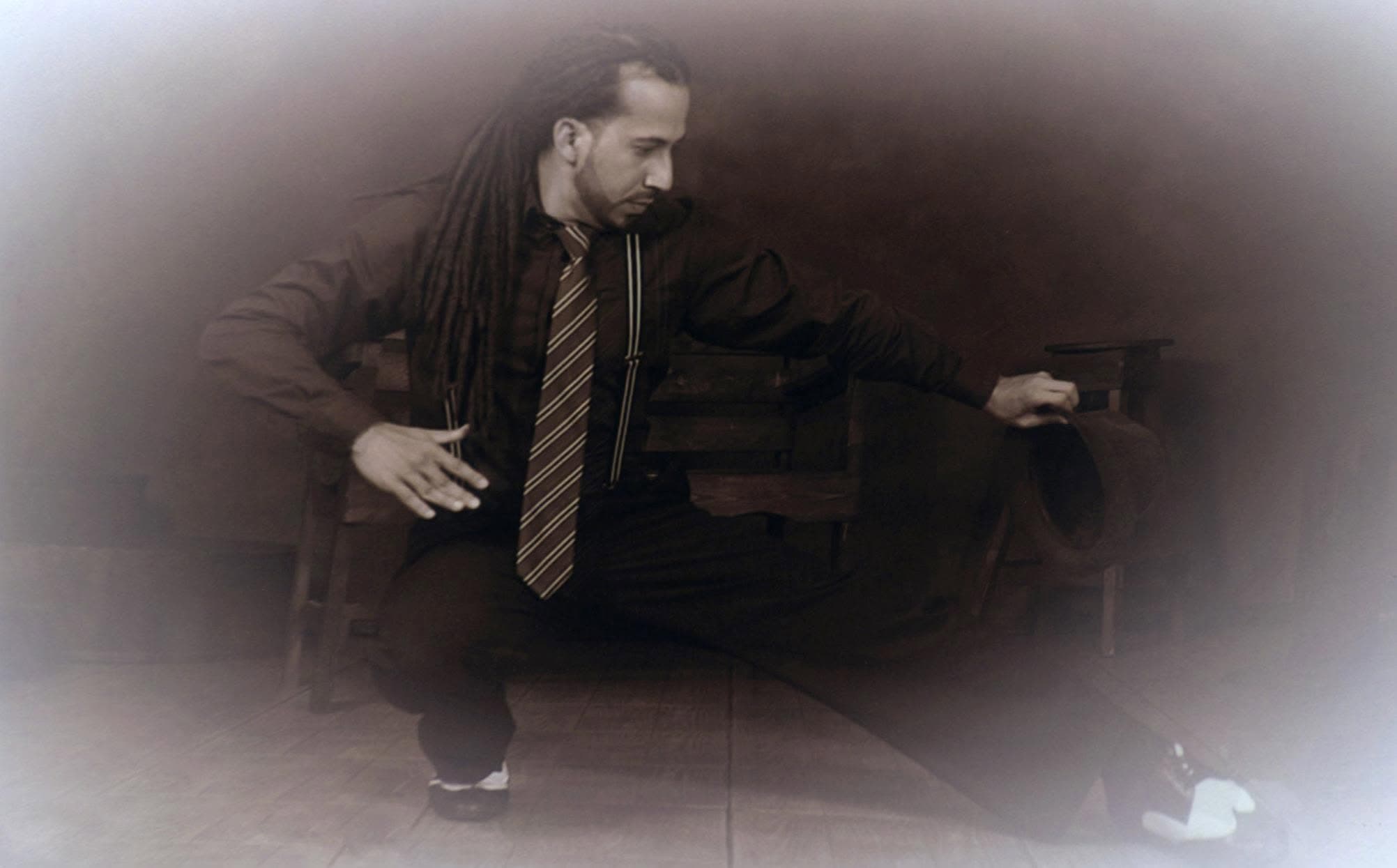 Alexis Andrade, bailarín e instructor de tango, retrato en tono sepia