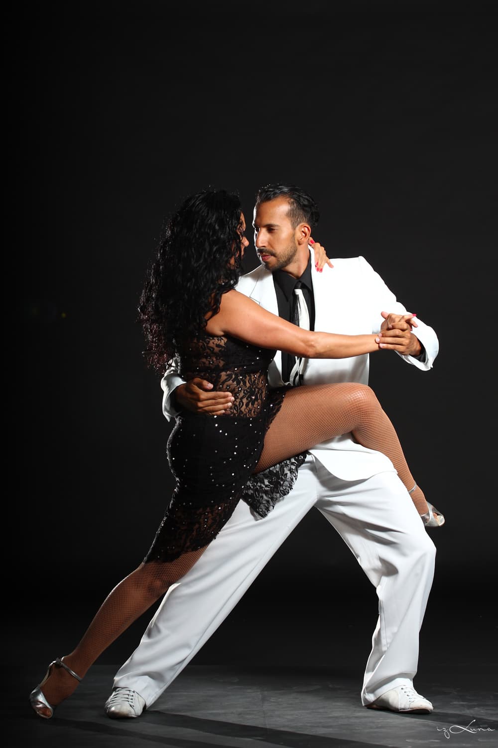 Pareja de tango en un abrazo cercano, estilo social de milonga en Costa Rica