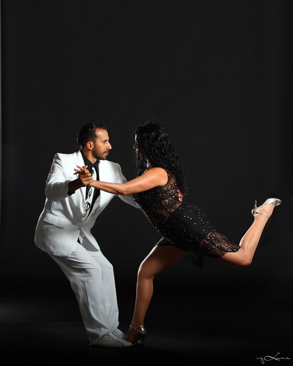 Pareja de tango en un adorno con extensión de pierna