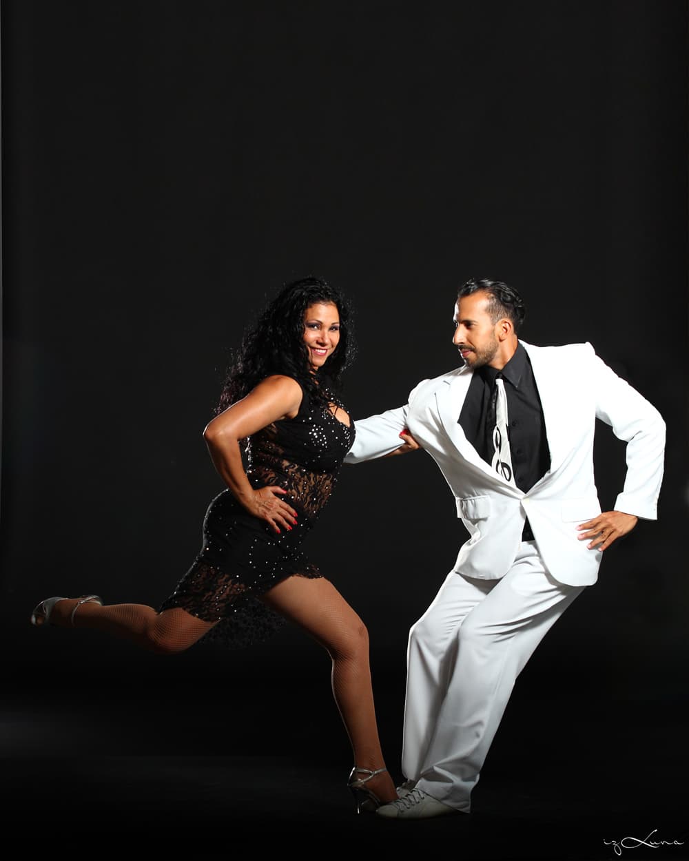 Pareja de tango sonriente disfrutando un baile social