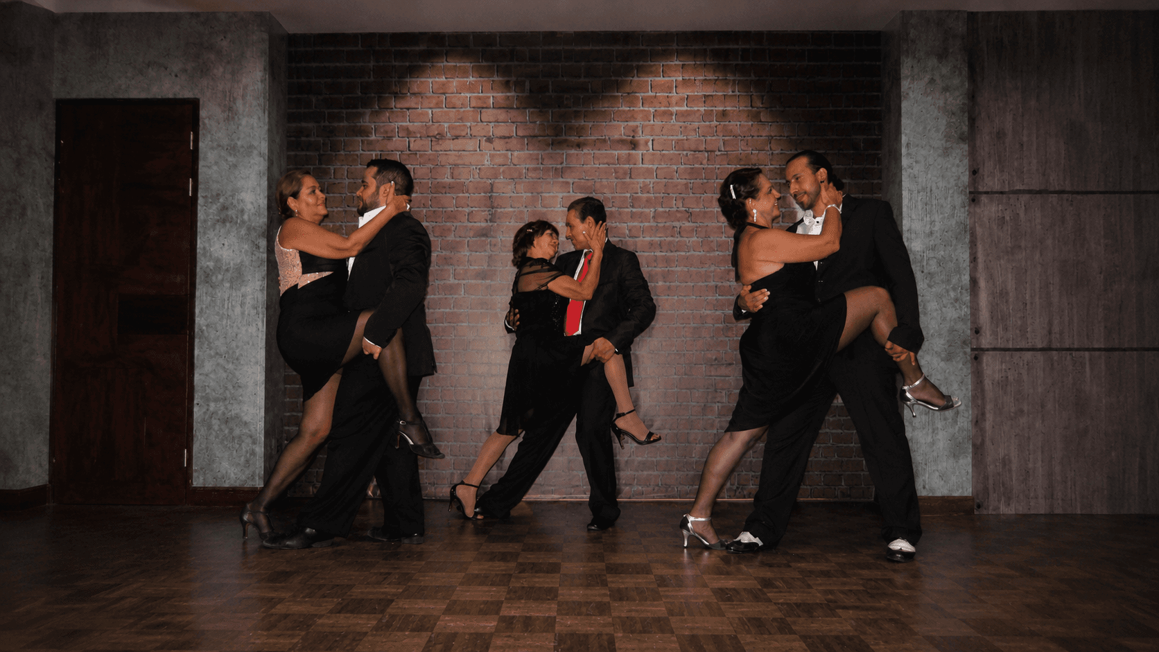 Grupo de parejas en clase de tango, figura de adorno