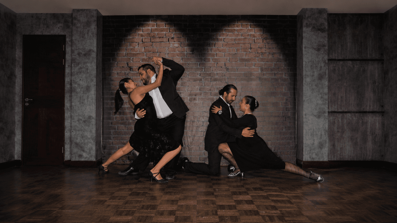 Grupo de parejas en clase de tango, figura de conexión