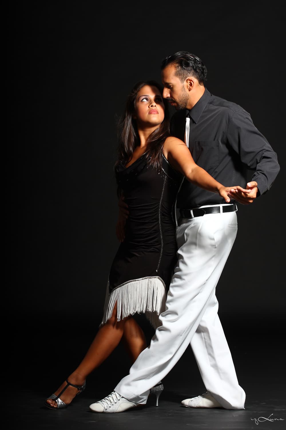 Pareja en clase privada de tango, postura y conexión en Costa Rica