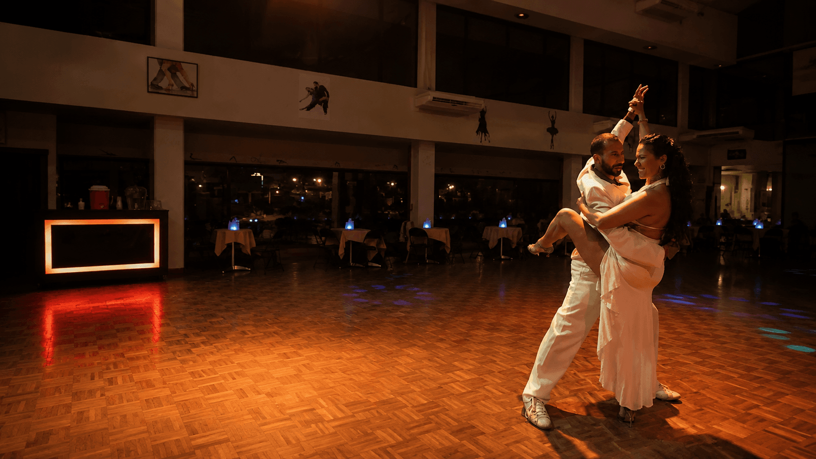 Pareja bailando tango en una milonga en Costa Rica, figura de adorno