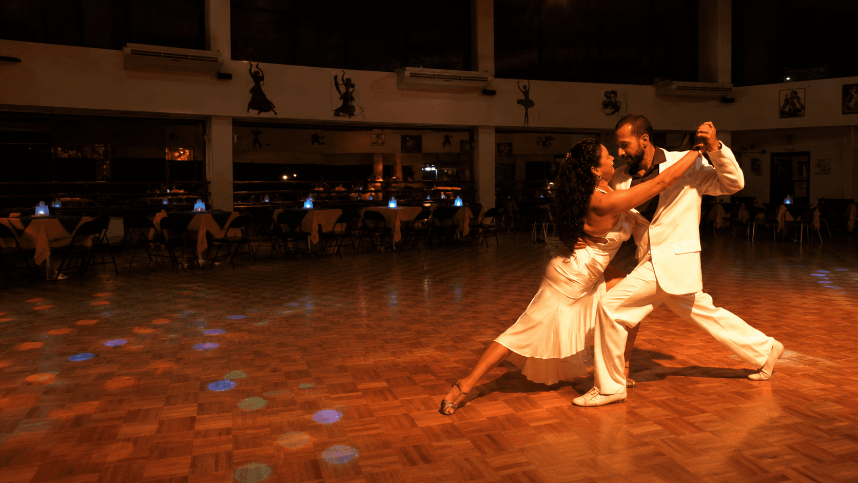 Pareja bailando tango en una milonga en Costa Rica, abrazo cercano