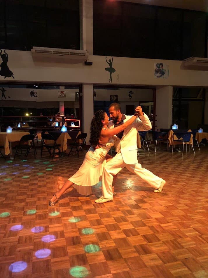 Pareja en un abrazo de tango durante una milonga en Costa Rica