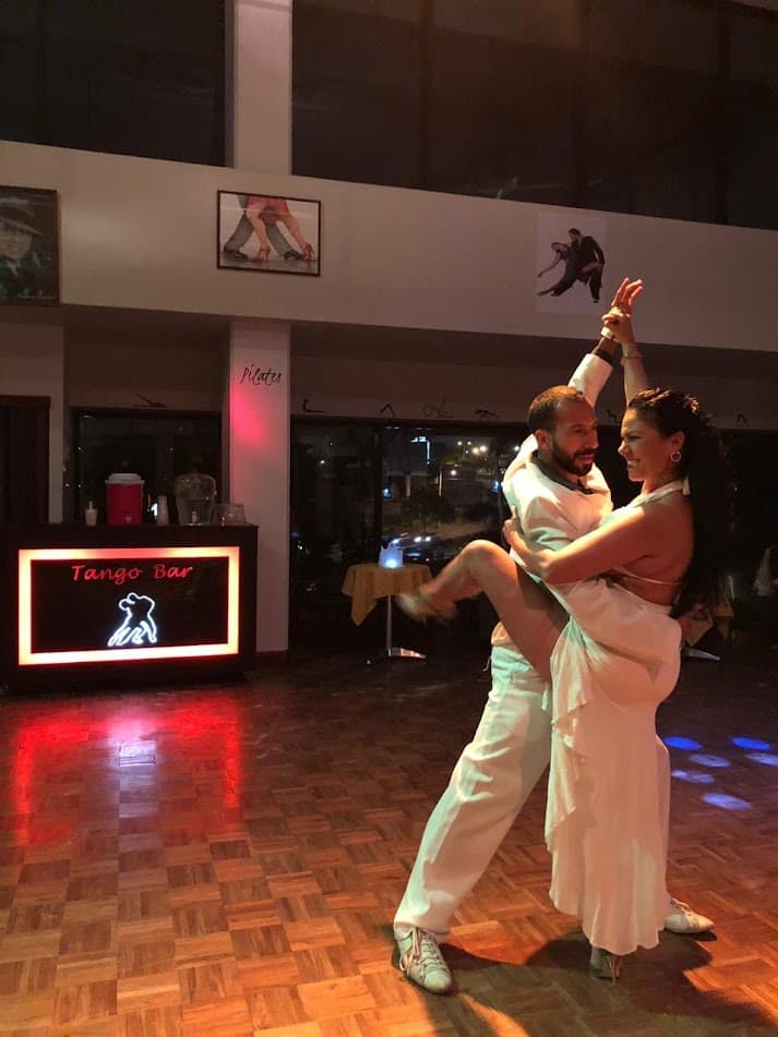 Pareja bailando tango en Tango Bar, una milonga de Costa Rica