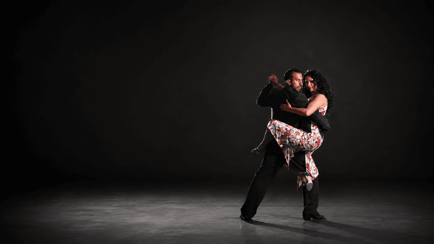 Tango Partner bailando con su acompañante, figura de adorno con pierna elevada