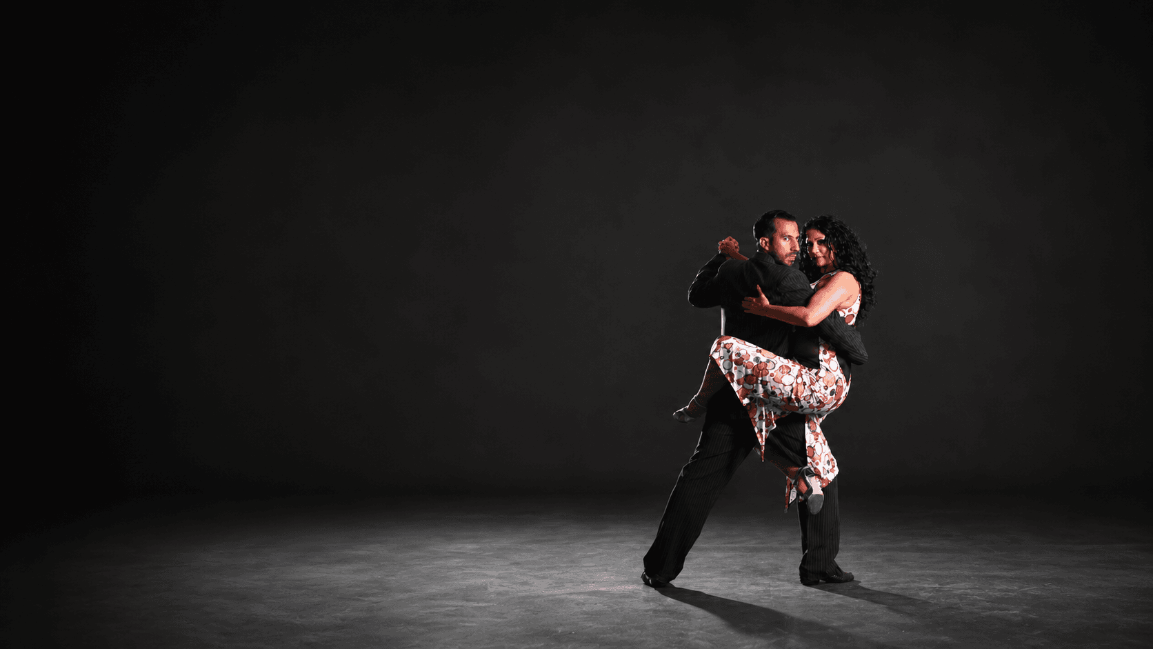 Tango Partner bailando con su acompañante, figura de quiebre