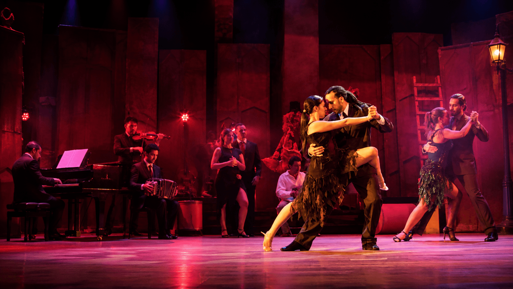 Show de tango en un escenario teatral con orquesta en vivo