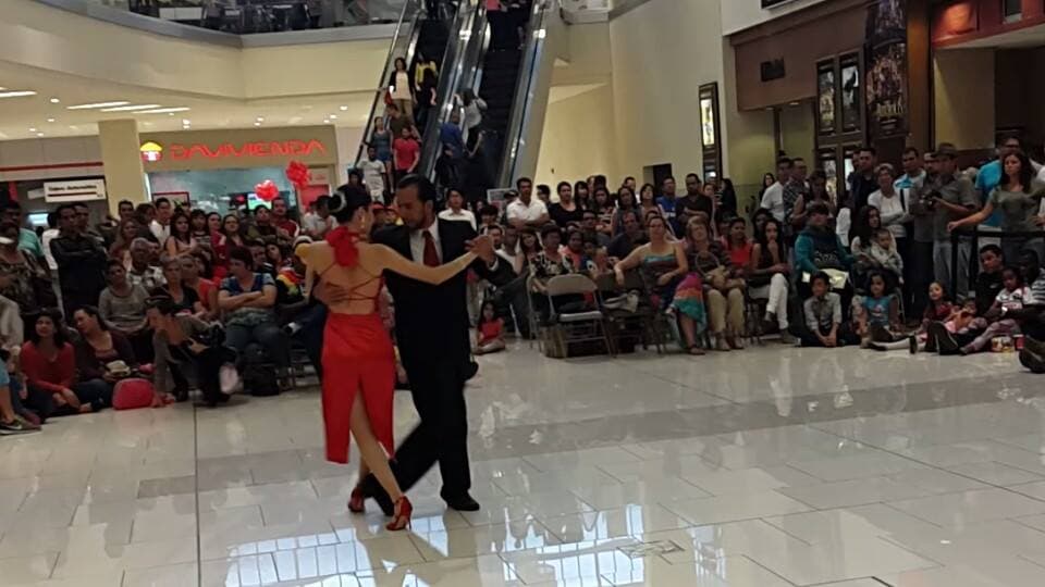 Show de tango en un centro comercial de Costa Rica frente al público