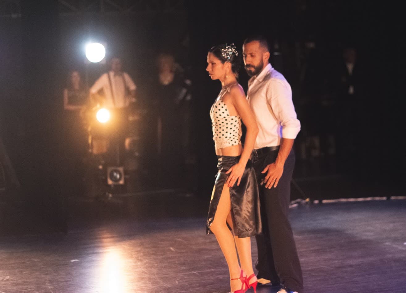 Show de tango en teatro, presentación elegante sobre escenario