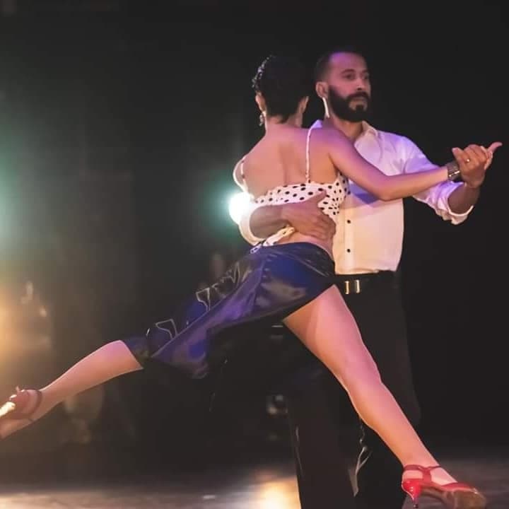 Show de tango en teatro, figura y adorno en escena